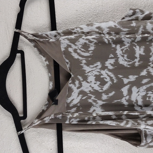 Ann Taylor Taupe Ruffle Geometric Pattern Sleeveless Keyhole Tie Back Summer Top - Picture 10 of 12